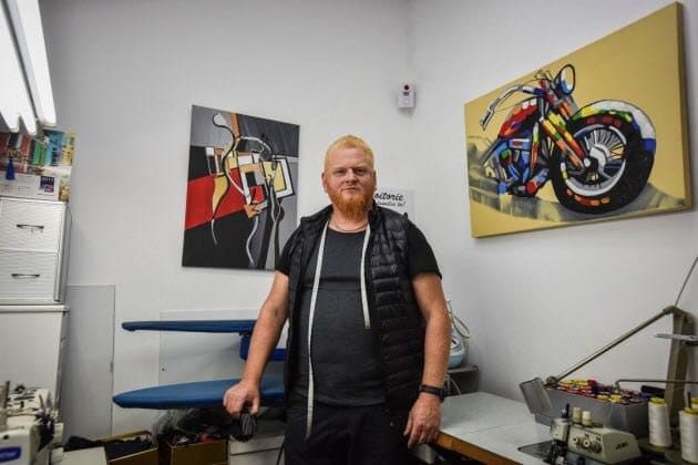 Mihai, croitor la Croitorie Mihai, în atelierul din Sibiu